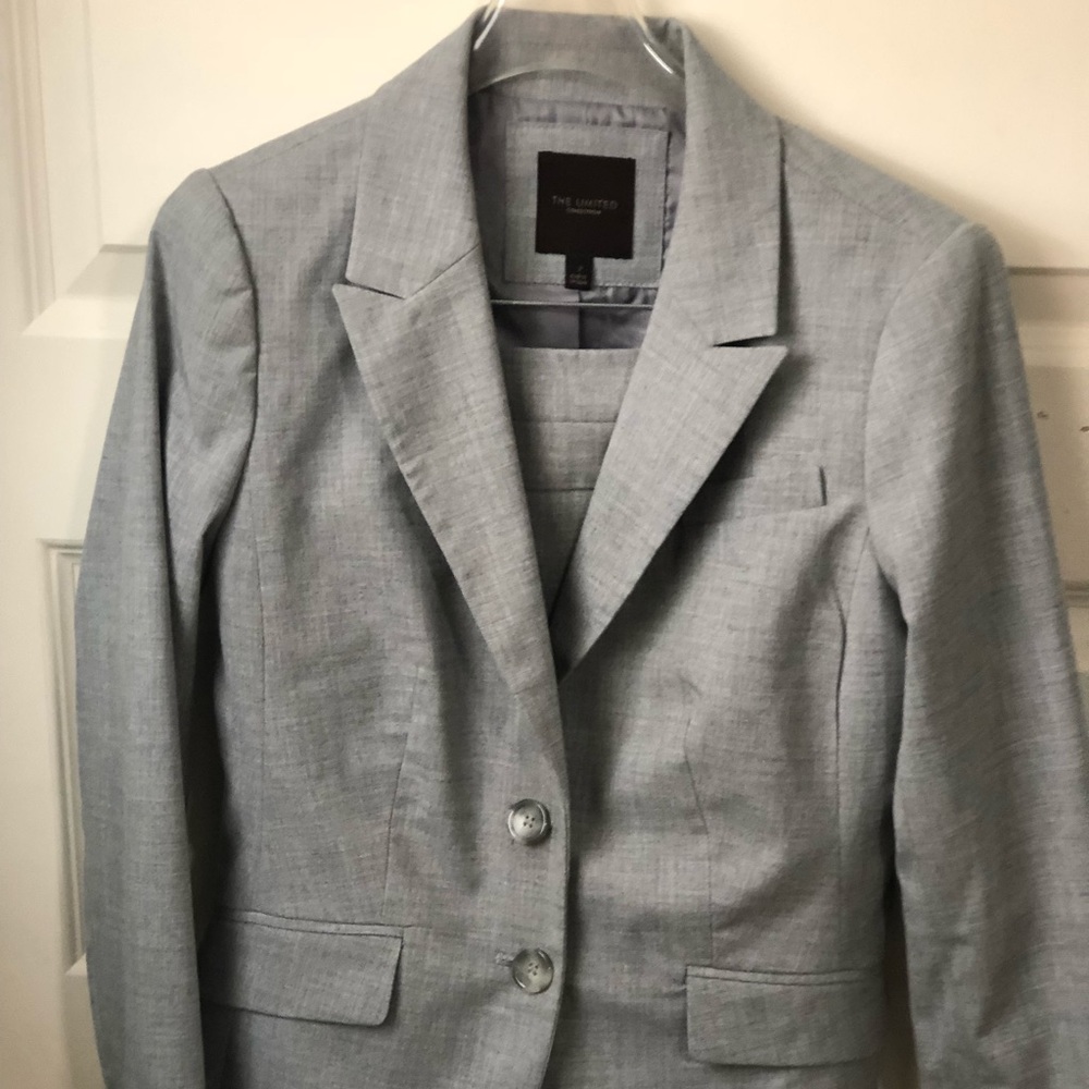 Skirt suit